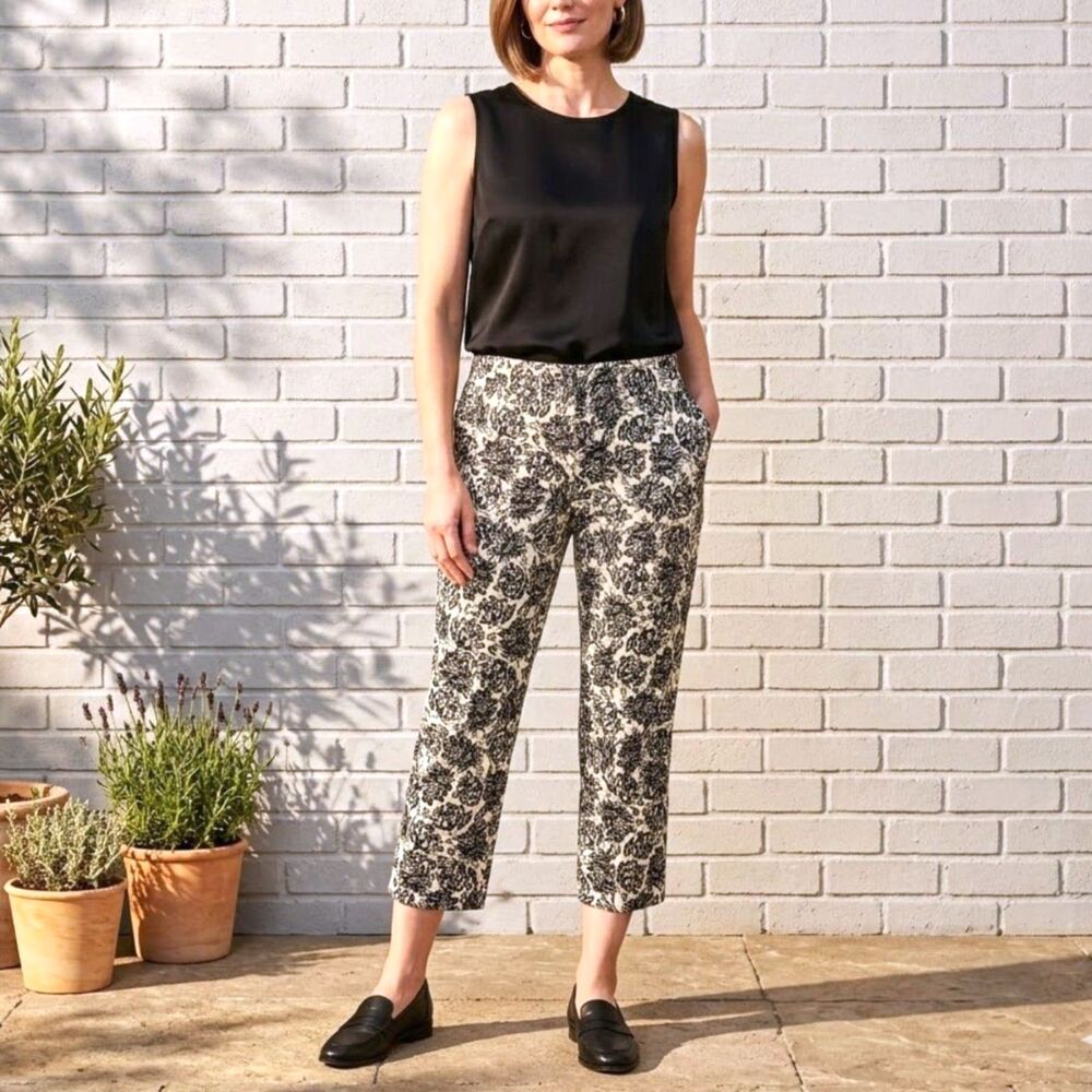 Chico's Black & White Bold Floral Cotton Chinos Cropped Capri Pants